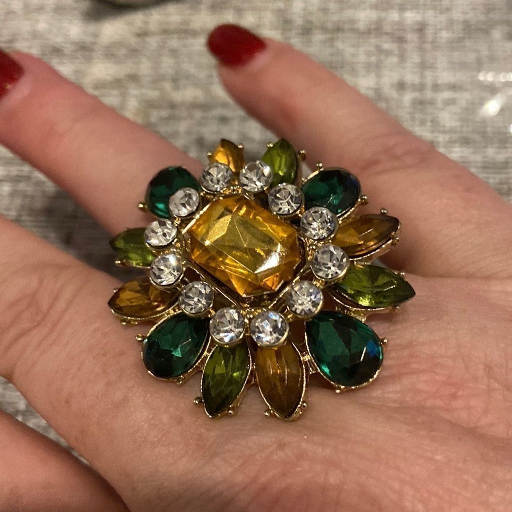 Ring statement NWT crystals and gold color stretch sizes 7-8
